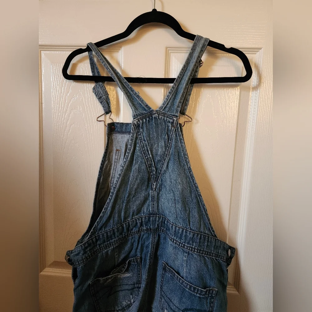 American Eagle Outfitters stylish denim